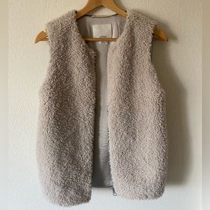 Aritzia Wilfred Teddy Sherpa Vest in beige XS
